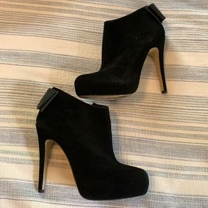 Black suede bow DV booties